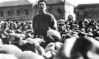 莫言替余华给粉丝签名 莫言替余华给粉丝签名